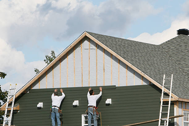 Professional Siding Replacement technician working in Rockbridge, OH